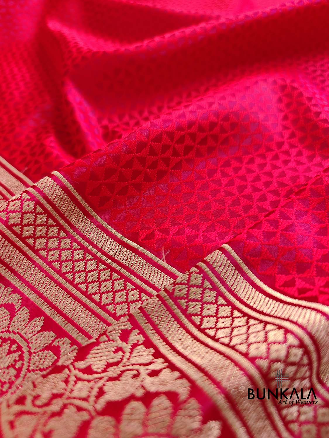 Reddish Pink Two Tone Jamewar Weaved Soft Mashru Silk Geometrical Banarasi Saree