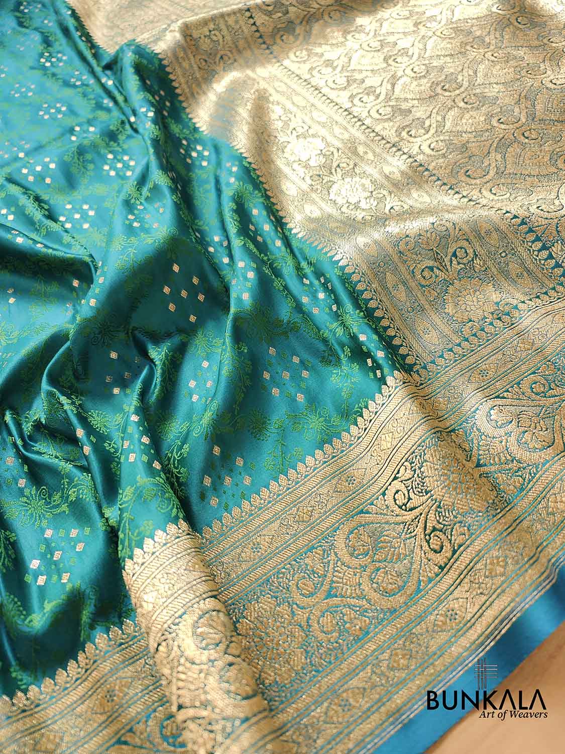 Green Two Tone Peacock Color Mashru Silk Jamewar Weaved Banarasi Saree