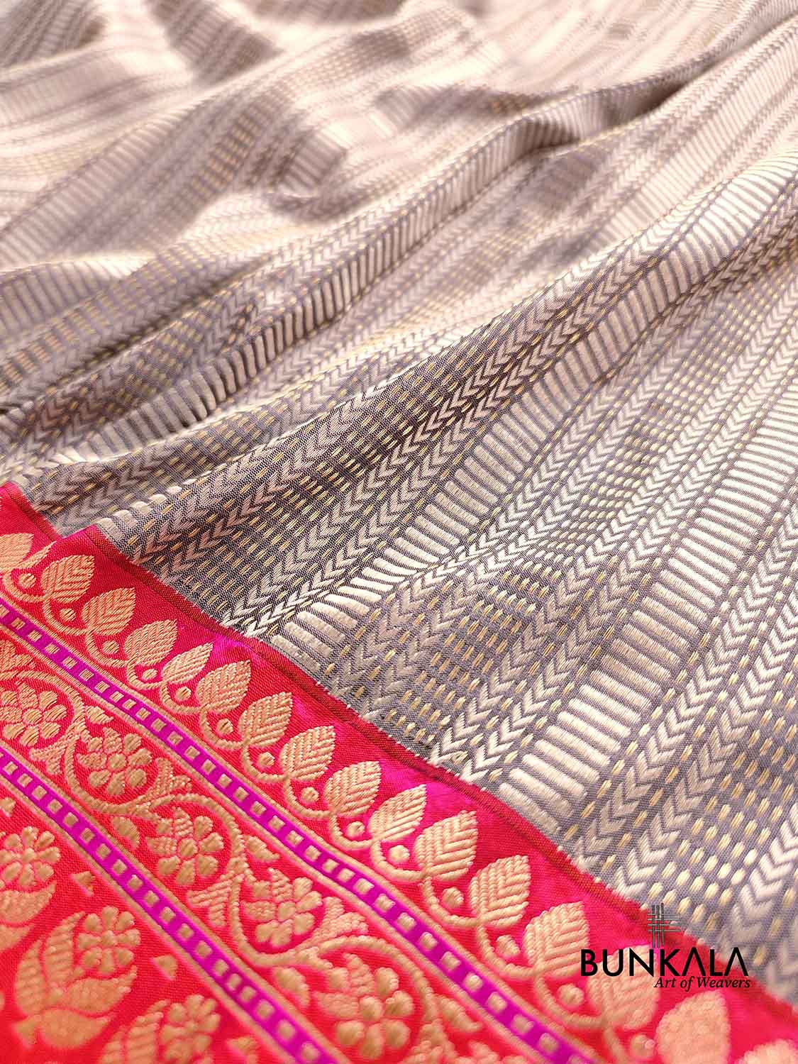 Grey Pure Katan Silk Geometrical Design Handweaved Silver Tanchui Body Banarasi Saree with Kadwa Handweaved Pink Contrast Border