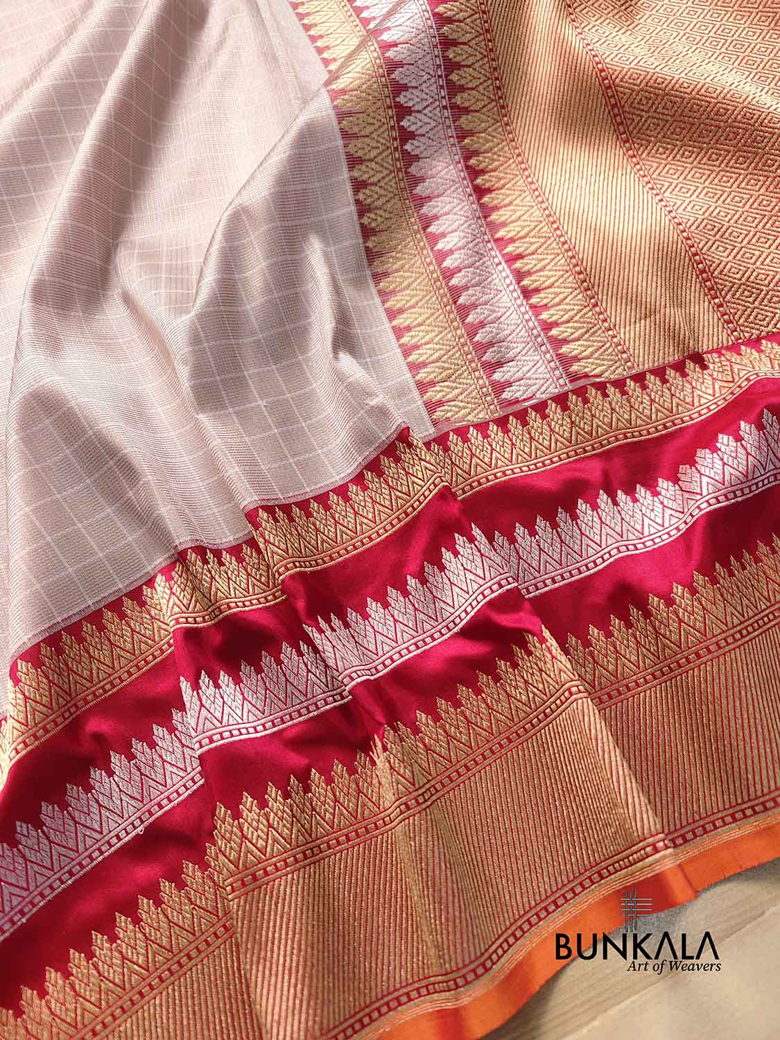 Metallic Grey Pure Katan Silk Checks Design Kadwa Handweaved with Contrast Red Kadiyal Border Banarasi Saree