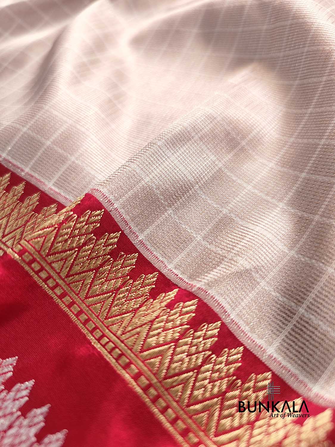 Metallic Grey Pure Katan Silk Checks Design Kadwa Handweaved with Contrast Red Kadiyal Border Banarasi Saree