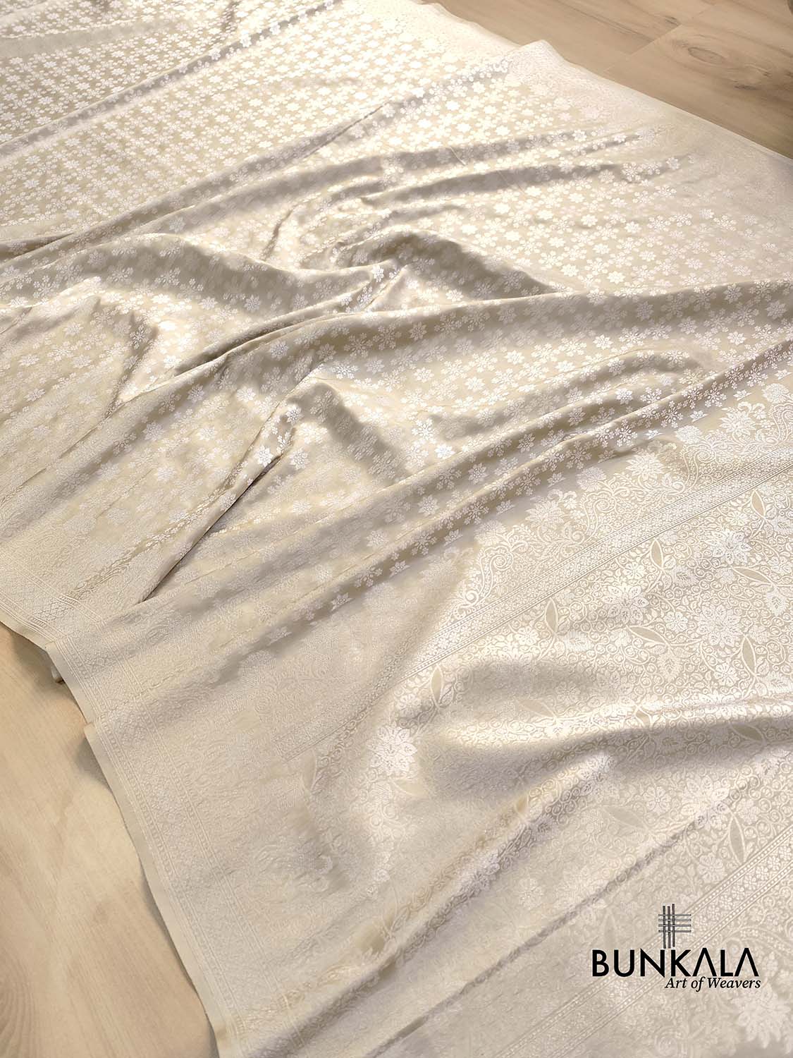 Pastel Beige Pure Katan Silk Star Geometrical Design Silver Zari Handloom Banarasi Saree