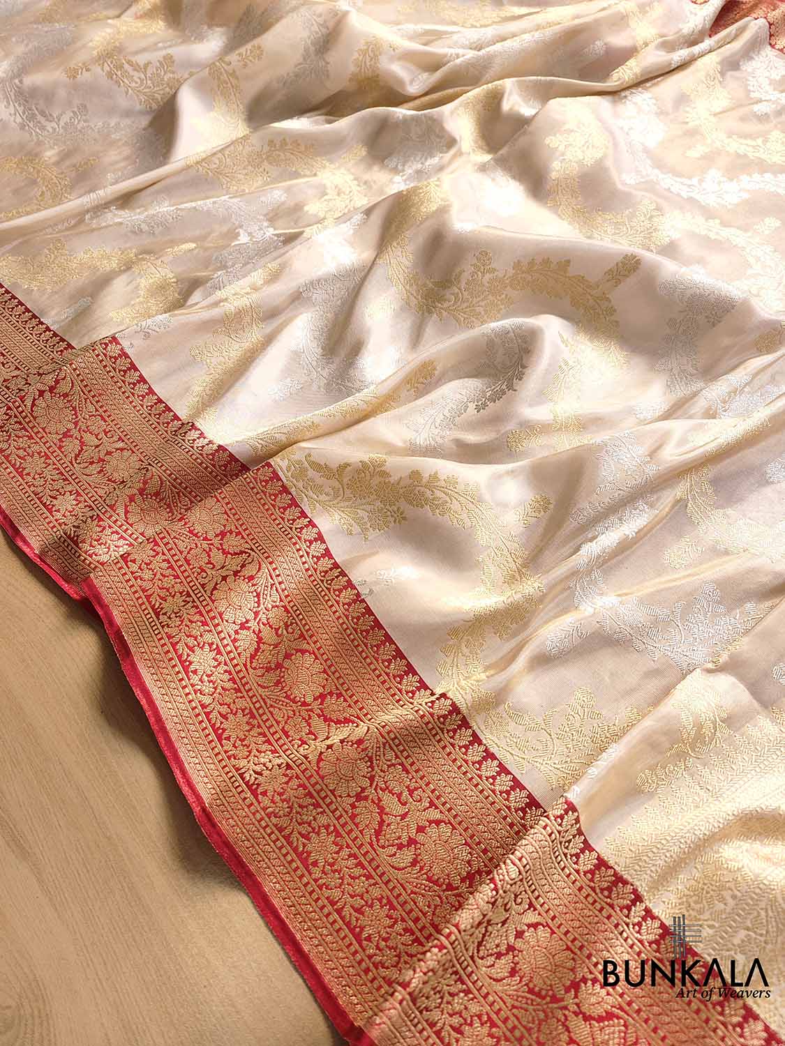 Off White Ektara Grace Pure Tissue Silk Kadwa Handwoven Sona Rupa Banarasi Saree with Red Contrast Border and Pallu